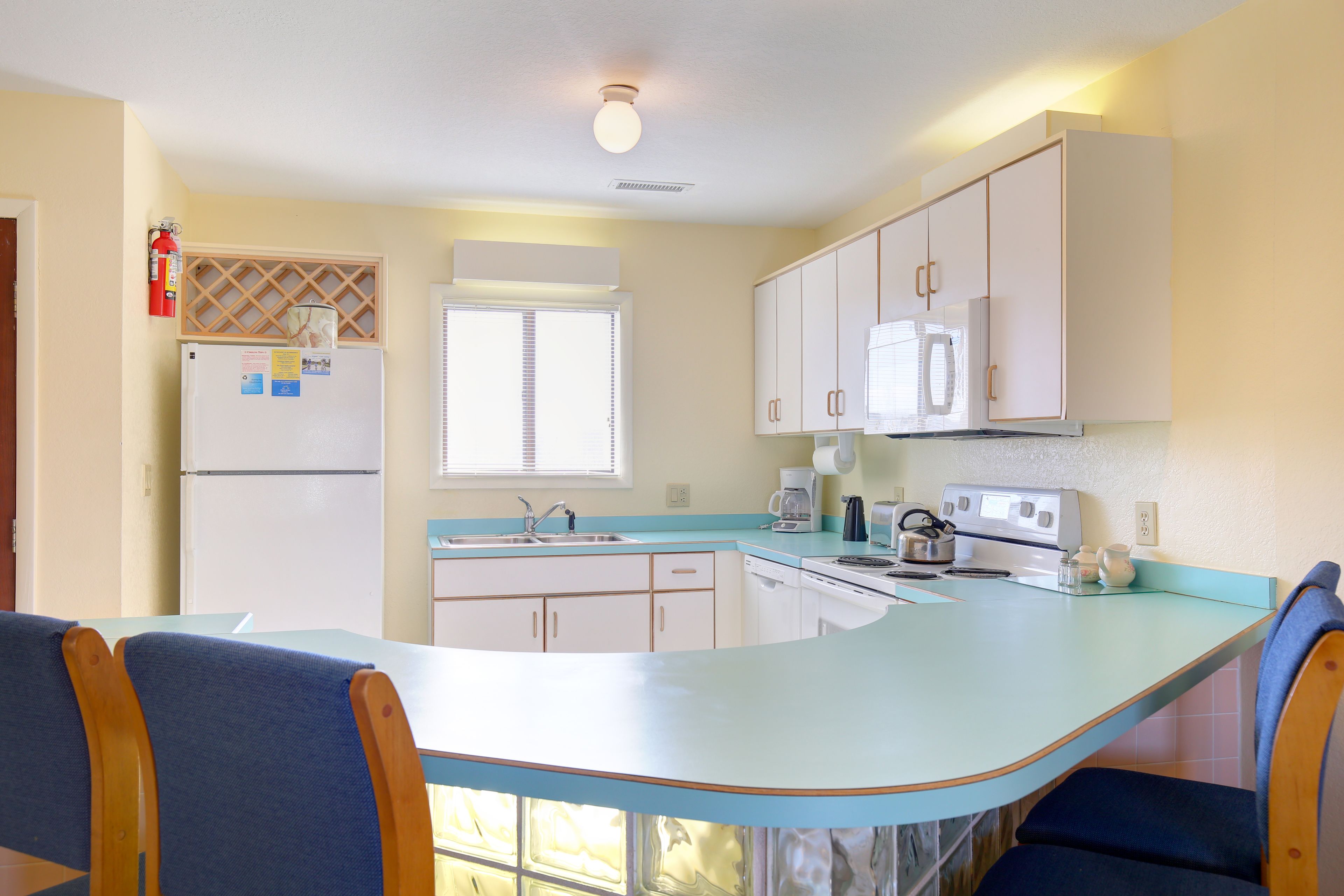 Réfrigérateur, micro-ondes, cafetière/bouilloire