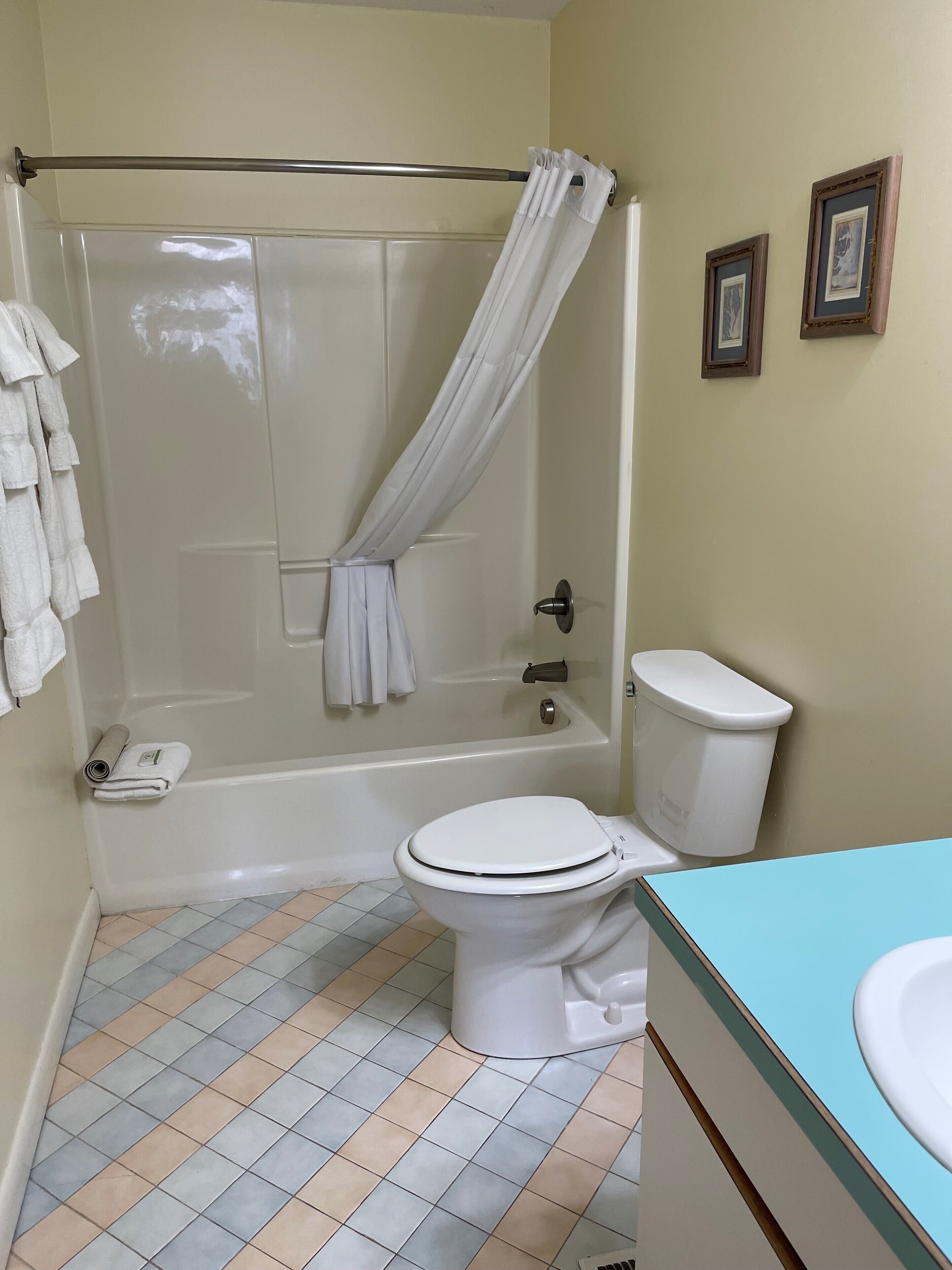 Un bagno con vasca, water e lavandino.
