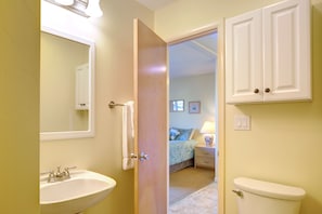 Combined shower/tub, towels