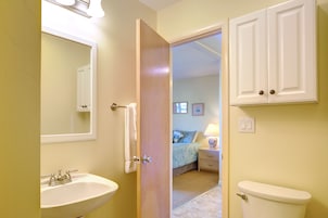 Combined shower/tub, towels