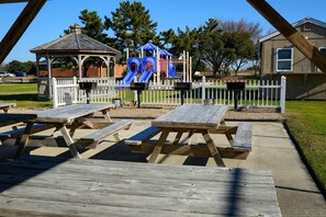 BBQ/picnic Area - Sea Scape Beach and Golf Villas (Kitty Hawk)