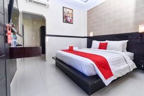 Desk, free WiFi - RedDoorz @ Imam Bonjol (Kuta)