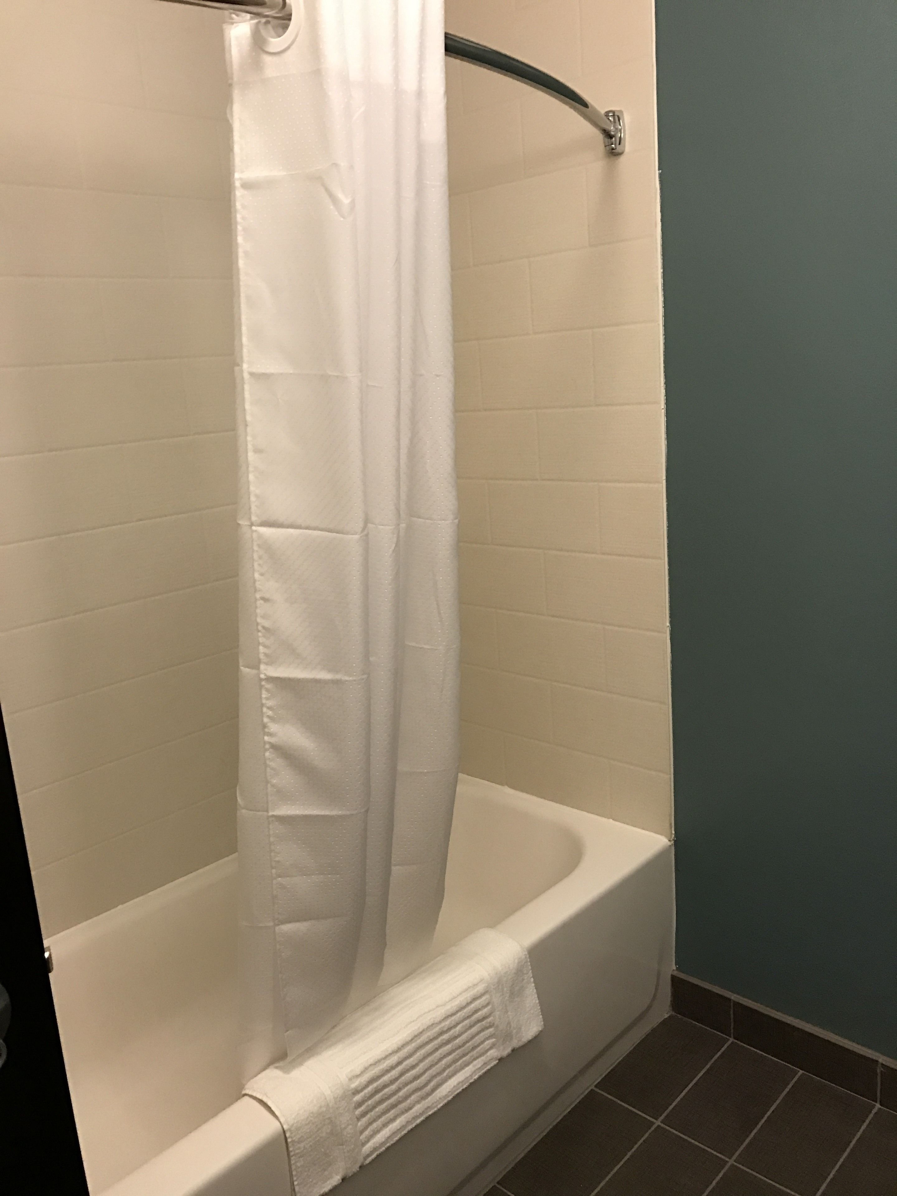 standard room, 1 king bed, non smoking | bathroom | combined shower/bathtub, free toiletries, hair dryer, towels