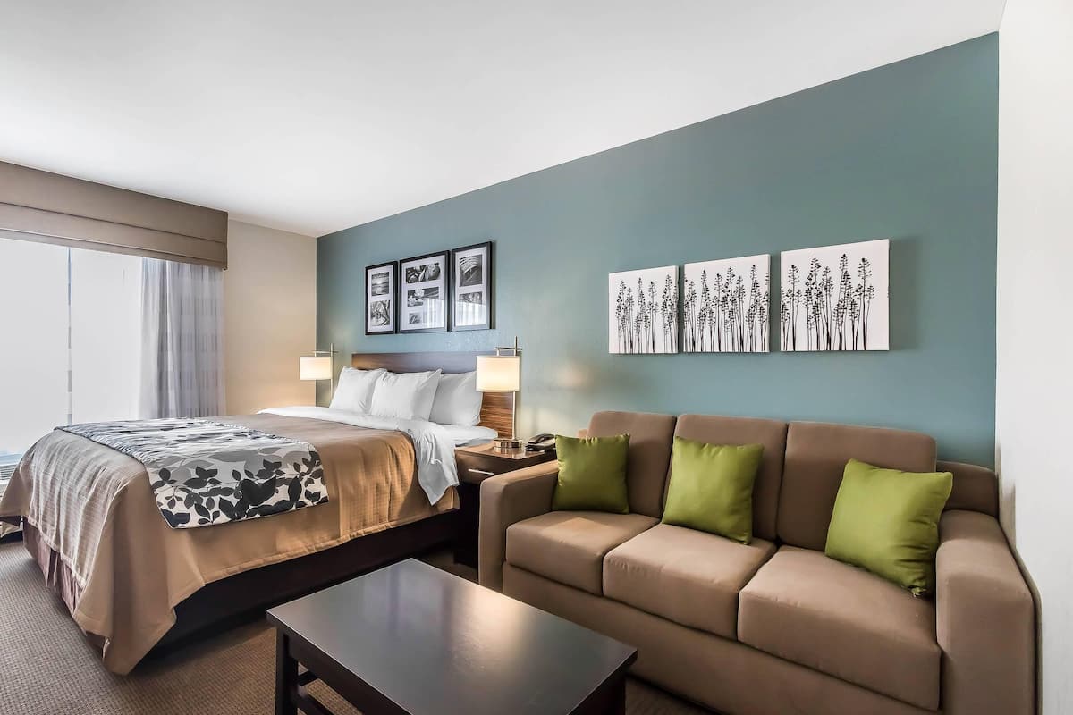 Premium bedding, desk, iron/ironing board, free WiFi