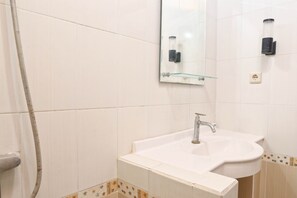 Kamar Double | Kamar mandi | Shower, perlengkapan mandi gratis,  dan handuk