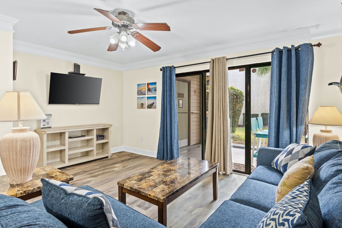 Condo, 2 Bedrooms (BB5) | Ruang tamu | TV skrin rata 