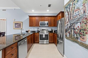 Apartamento, 2 habitaciones, vistas al complejo turístico | Cocina privada | Frigorífico grande, microondas, horno y placa de cocina