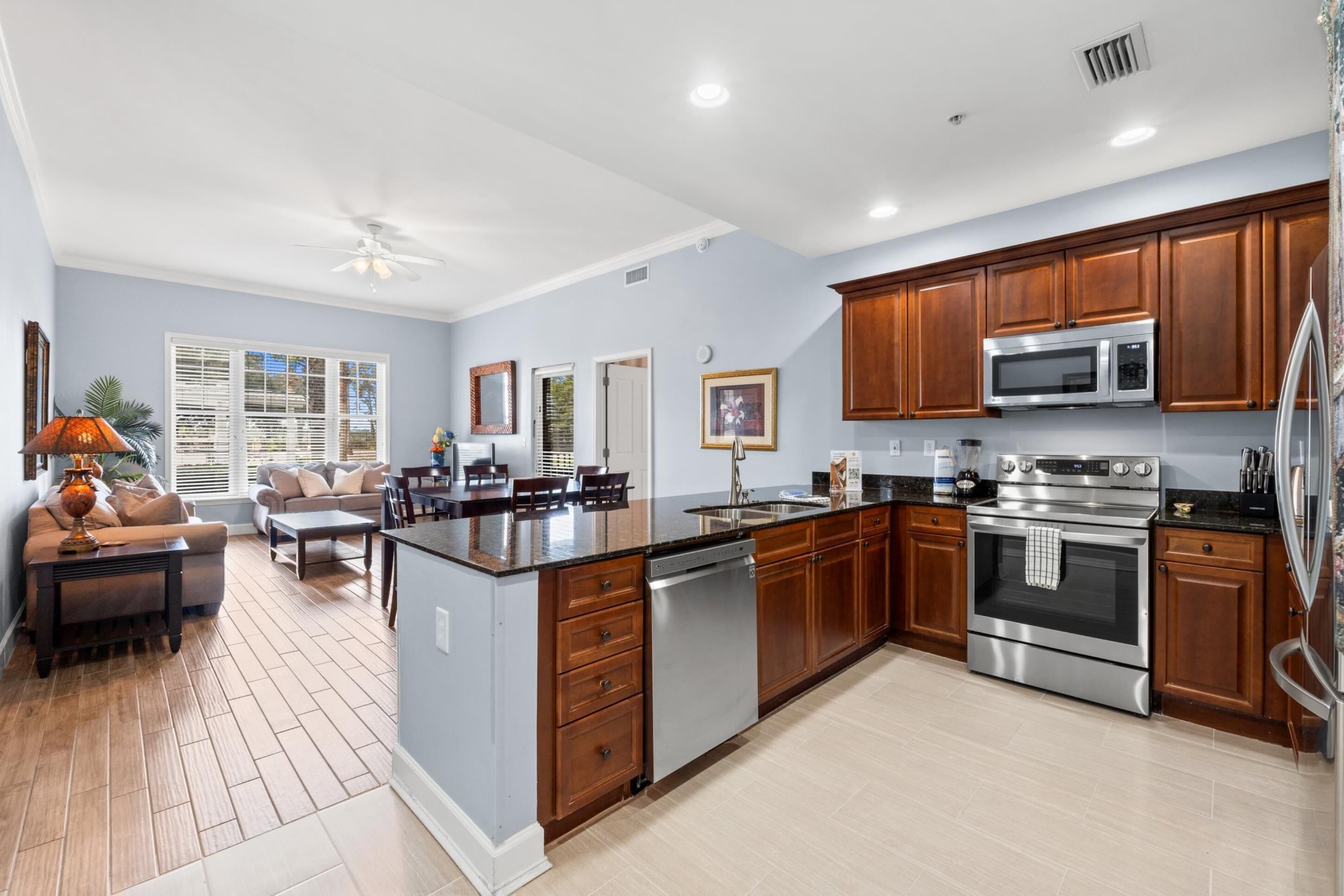 Condo, 2 quartos, vista para o resort | Cozinha privada | Geladeira grande, micro-ondas, fogão, cooktop