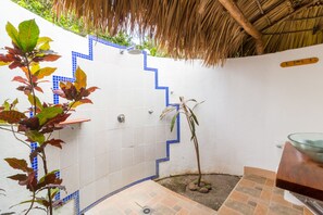 Shower, free toiletries, towels - Hotel Mariposa (León)