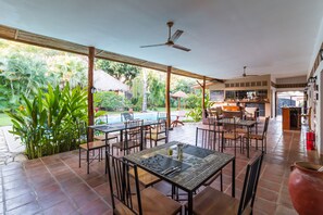 Se sirven desayunos y cenas, cocina internacional