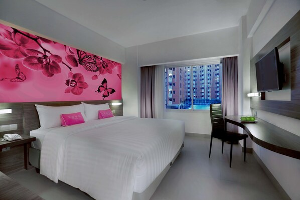 In-room safe, desk, rollaway beds, free WiFi - Sunshine Inn Bekasi (Bekasi)