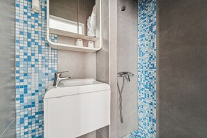 Dobbeltrom – classic, 1 queensize-seng, privat bad | Safe på rommet, wi-fi (inkludert) og sengetøy