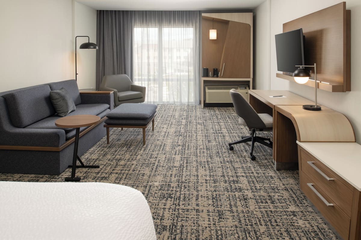 Suite, 1 King-Bett | Hochwertige Bettwaren, Schreibtisch, laptopgeeigneter Arbeitsplatz