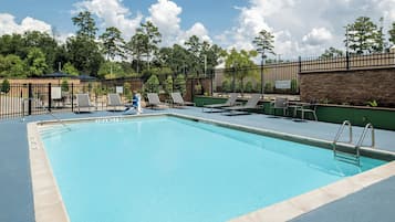 Piscina externa, funciona das 7h às 22h, espreguiçadeiras