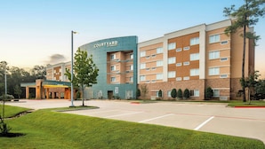 Un hôtel Courtyard by Marriott au design moderne, doté d’un parking et d’un aménagement paysager bien entretenu.
