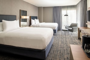 Executive-Suite, 2 Queen-Betten | Hochwertige Bettwaren, Schreibtisch, laptopgeeigneter Arbeitsplatz