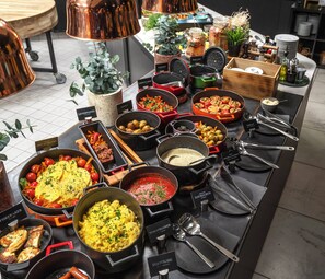 A buffet with various dishes and utensils. - Thon Hotel Stavanger (Stavanger)