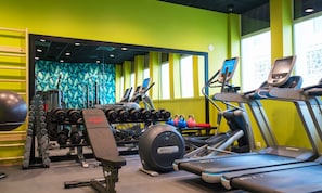 A gym with treadmills, dumbbells, and a bench. - Thon Hotel Stavanger (Stavanger)