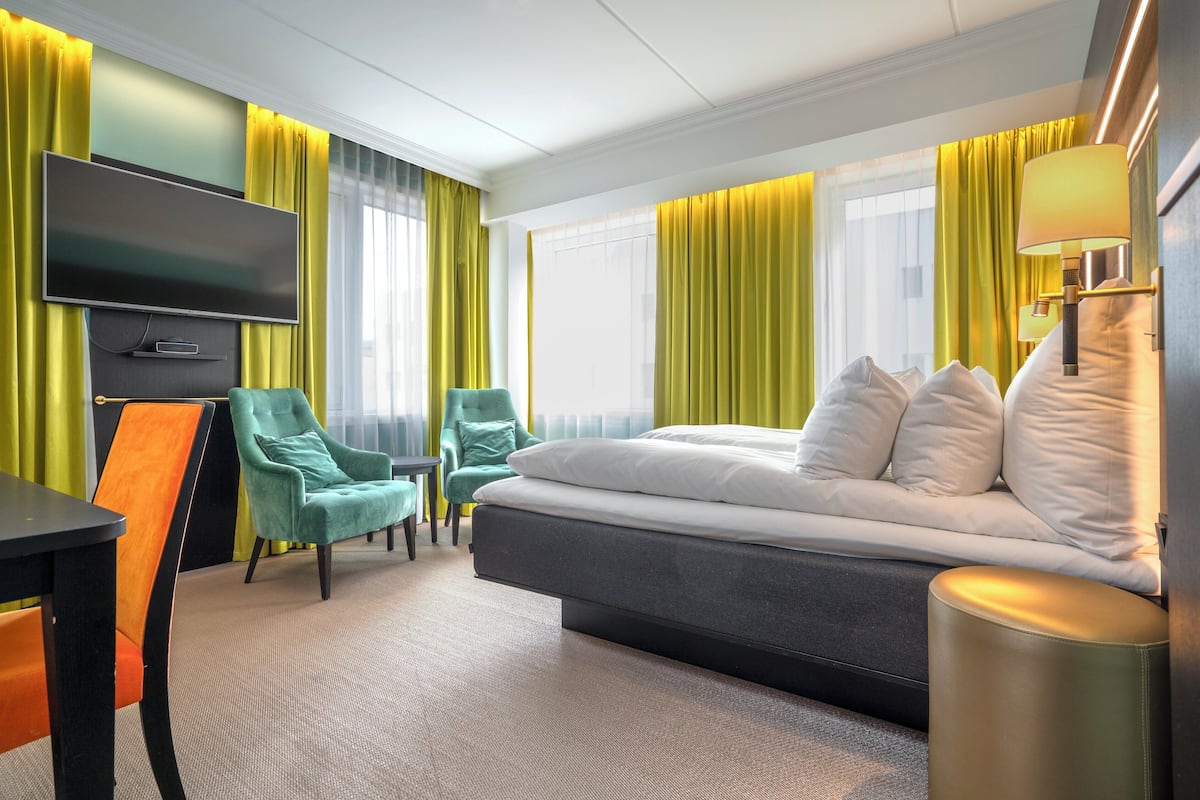 Superior Room, Non Smoking | Premium bedding, pillowtop beds, minibar, in-room safe