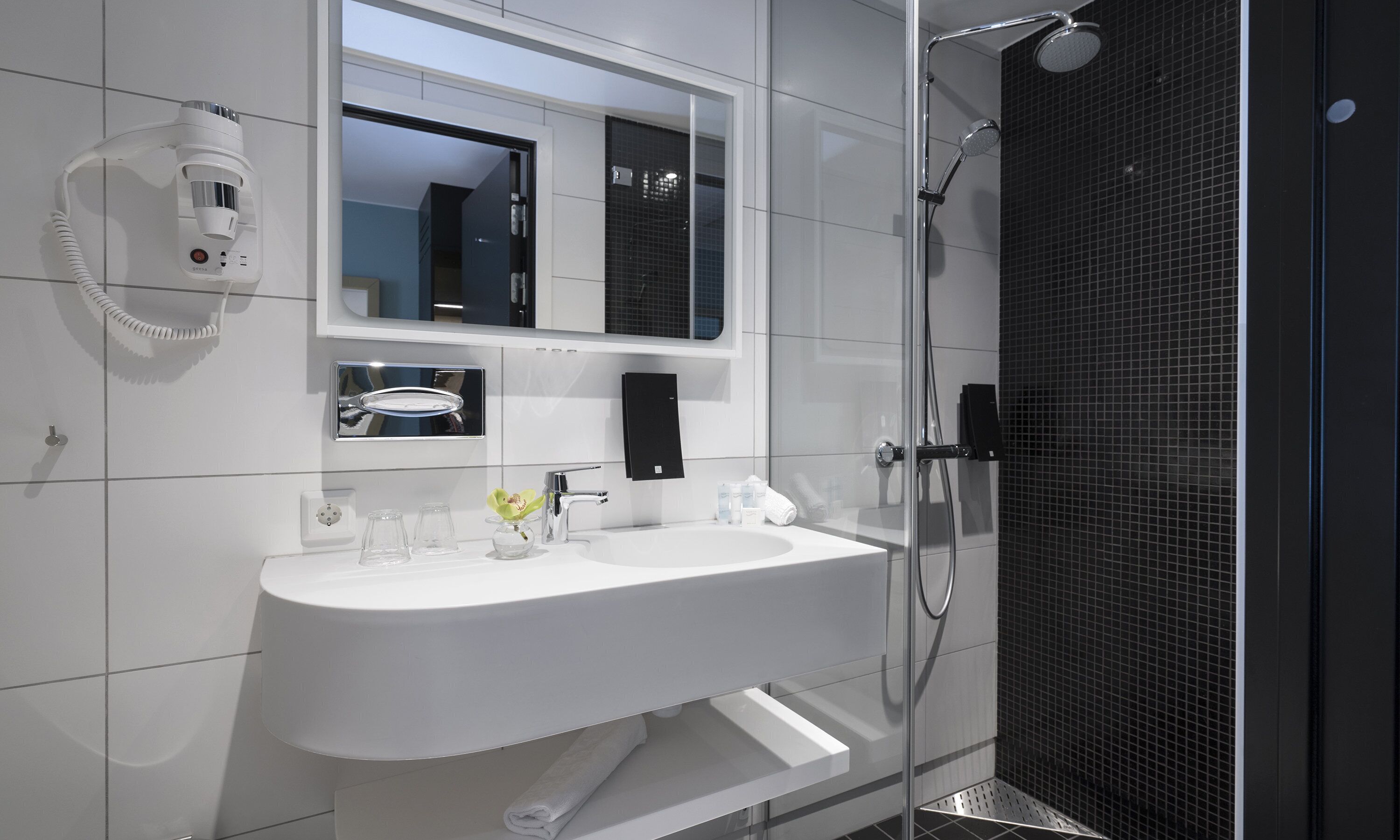 shower, free toiletries, hair dryer, towels