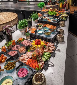 A buffet with various food items and a wooden table. - Thon Hotel Stavanger (Stavanger)