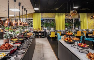 Free daily buffet breakfast