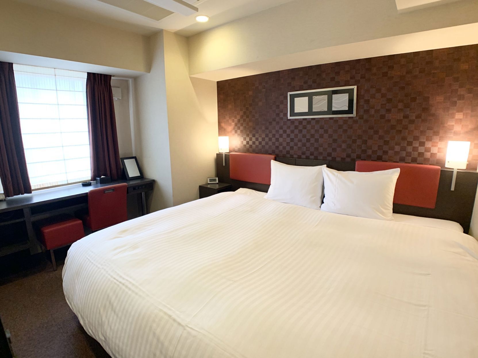 Escrivaninha, cortinas blackout, Wi-Fi de cortesia, roupa de cama