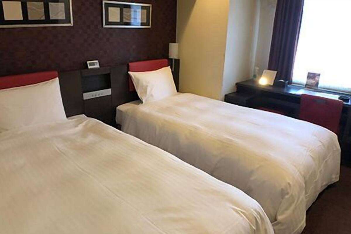 Escritorio, cortinas opacas, wifi gratis y ropa de cama
