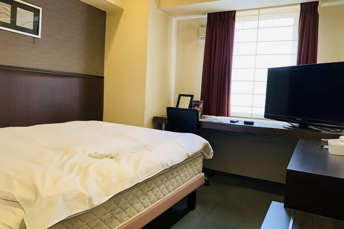 Desk, blackout curtains, free WiFi, bed sheets