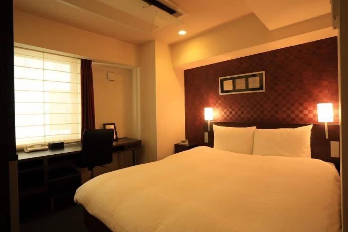 Desk, blackout curtains, free WiFi, bed sheets