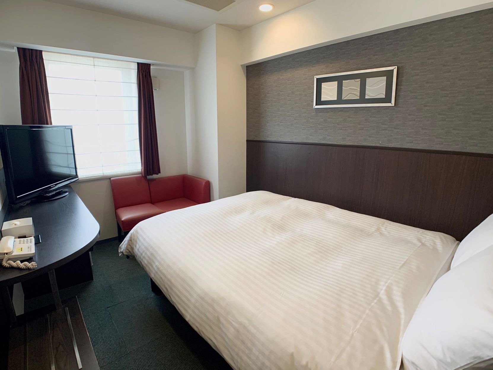 Escrivaninha, cortinas blackout, Wi-Fi de cortesia, roupa de cama