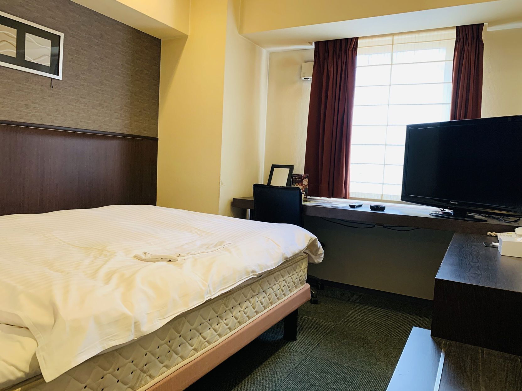 Escrivaninha, cortinas blackout, Wi-Fi de cortesia, roupa de cama