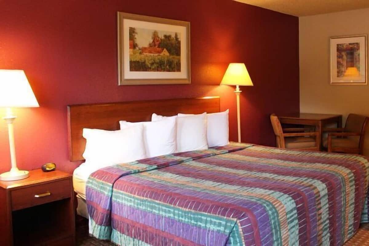 Standard Room, 1 King Bed | Free WiFi, bed sheets