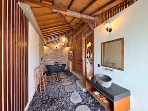 Two Bedroom Pool Villa | Badezimmer | Designer-Toilettenartikel, Haartrockner, Hausschuhe, Handtücher