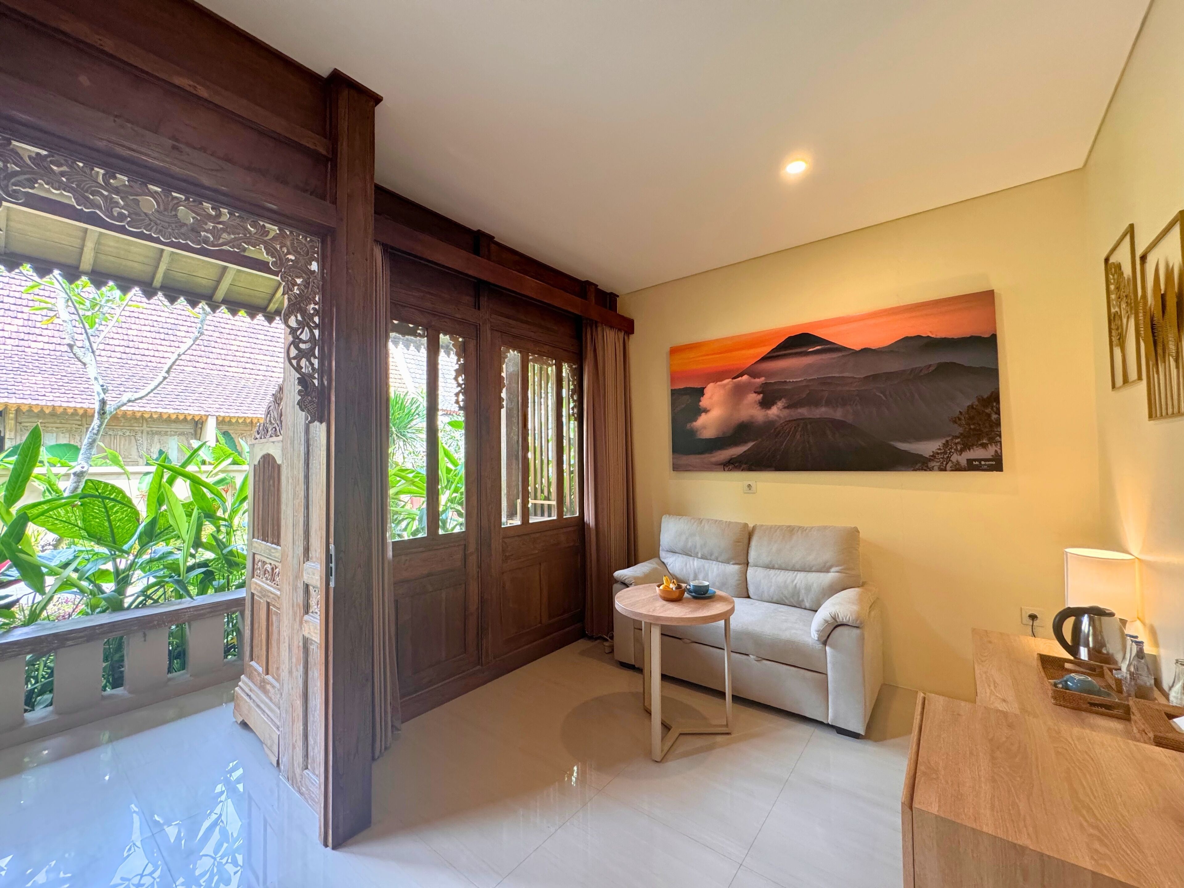 ห้องเอ็กเซกคิวทีฟ | บริเวณนั่งเล่น | ทีวีจอแอลซีดี 43 นิ้ว พร้อมช่องเคเบิล, ทีวี