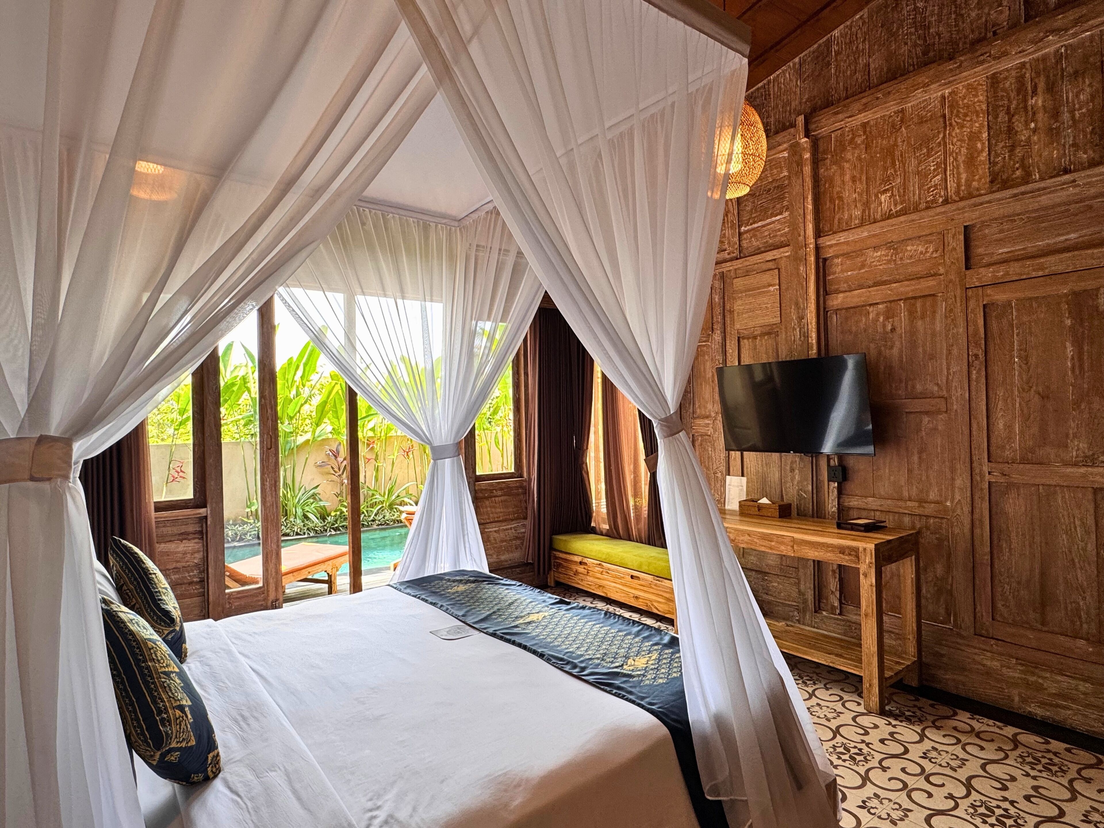 One Bedroom Pool Villa | เครื่องนอนระดับพรีเมียม, มินิบาร์, ตู้นิรภัยในห้องพัก, โต๊ะทำงาน