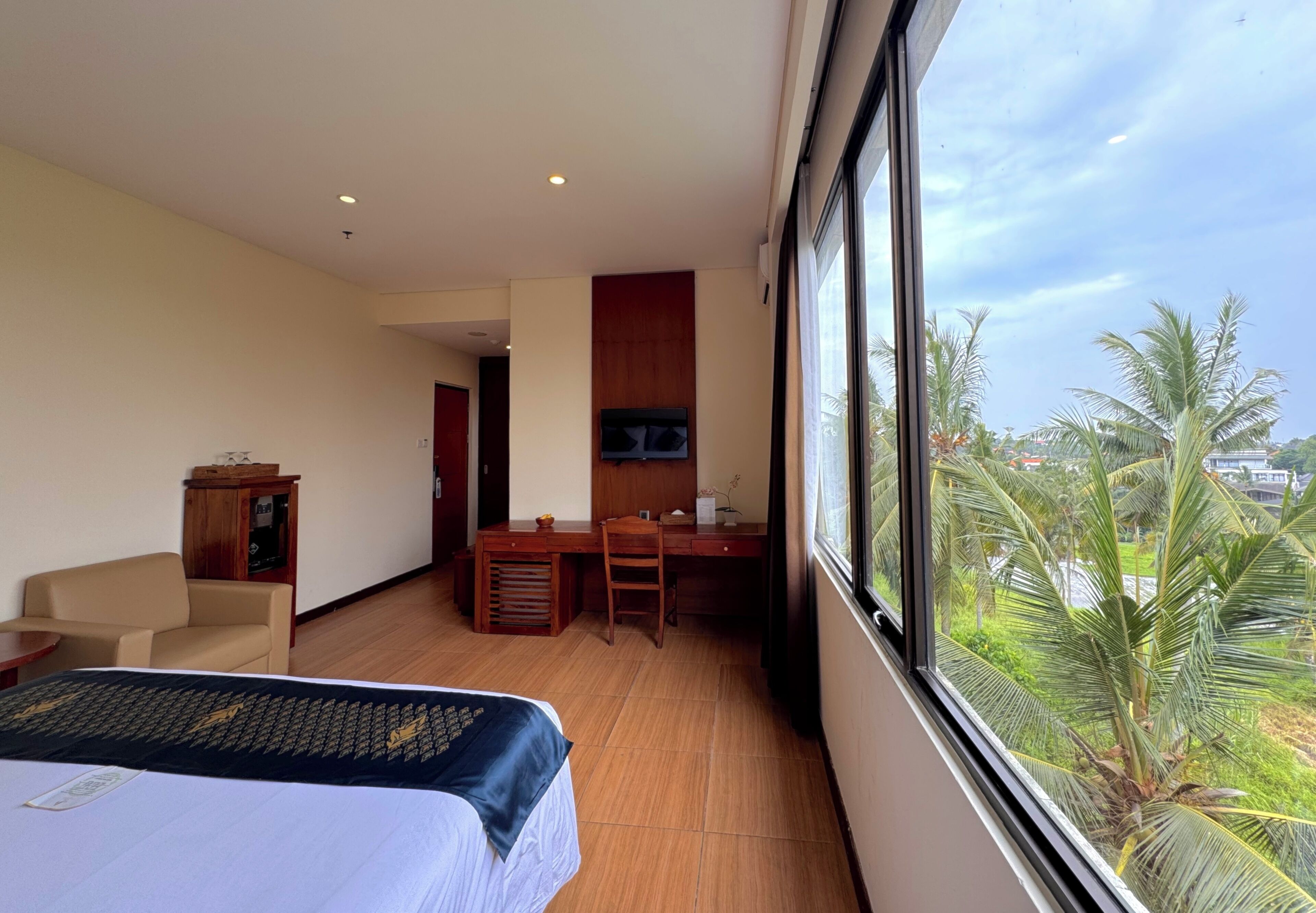 Habitación junior | Ropa de cama de alta calidad, minibar, caja fuerte y escritorio