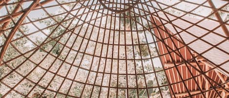 2 restaurants, breakfast, lunch, dinner served; international cuisine