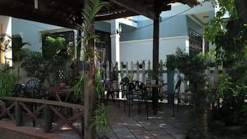 Café da manhã feito na hora todos os dias mediante uma taxa