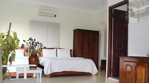 Family Room | Minibar, desk, free WiFi