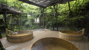A wooden deck with three hot tubs surrounded by lush greenery. - Tsuetate Keiryu no Yado Daishizen (Oguni)