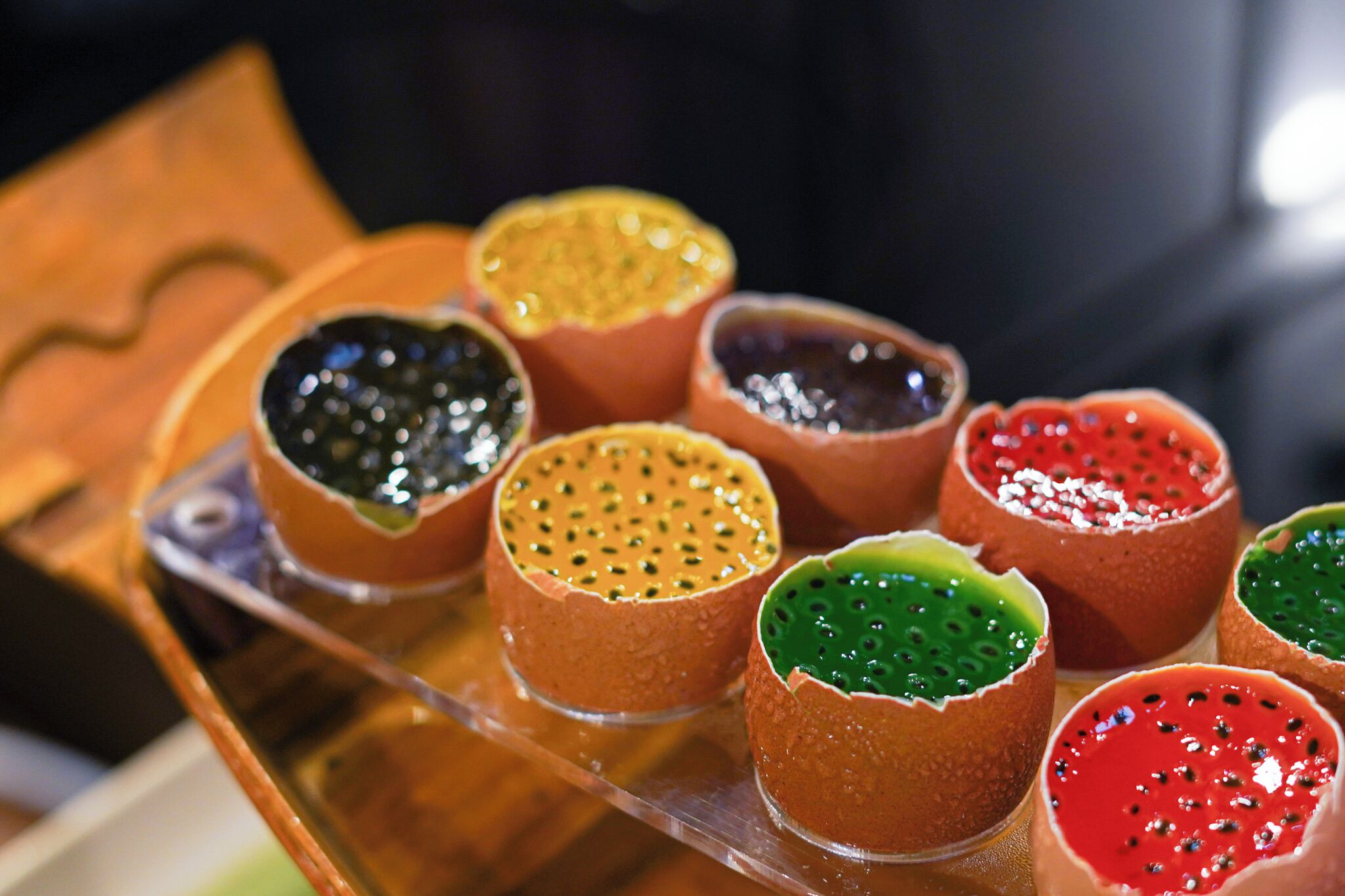 Una bandeja de copas de postres coloridas.