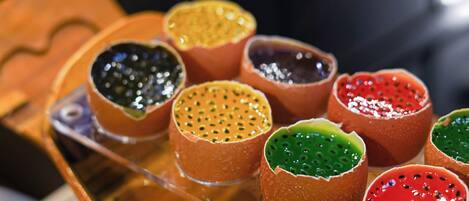 Una bandeja de copas de postres coloridas.