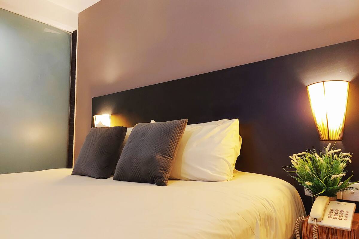 standard king ( no window) | desk, rollaway beds, free wifi