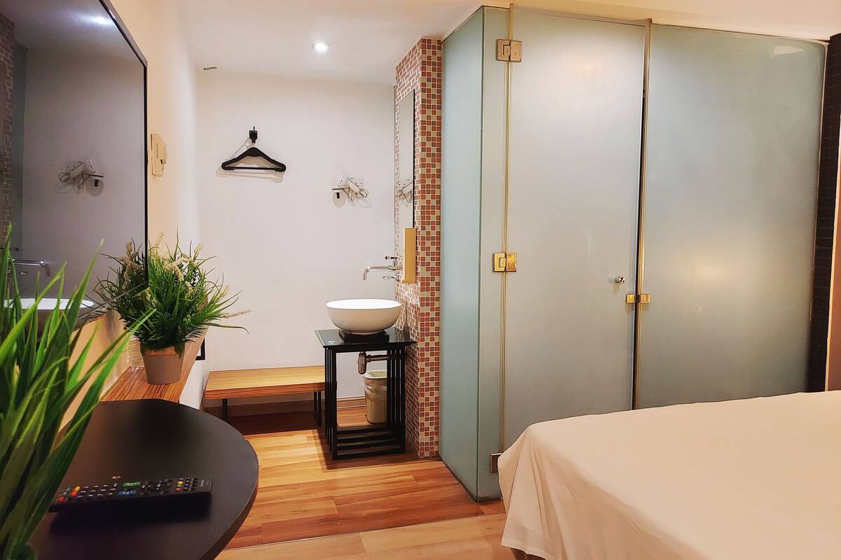 standard king ( no window) | desk, rollaway beds, free wifi