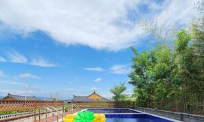 Una piscina al aire libre (de 09:00 a 19:00), sombrillas, tumbonas