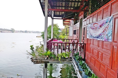 Terraza o patio. Baanbon Homestay