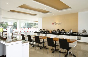 Breakfast, lunch and dinner served  - Amaris Hotel Tebet - Jakarta (Jakarta)