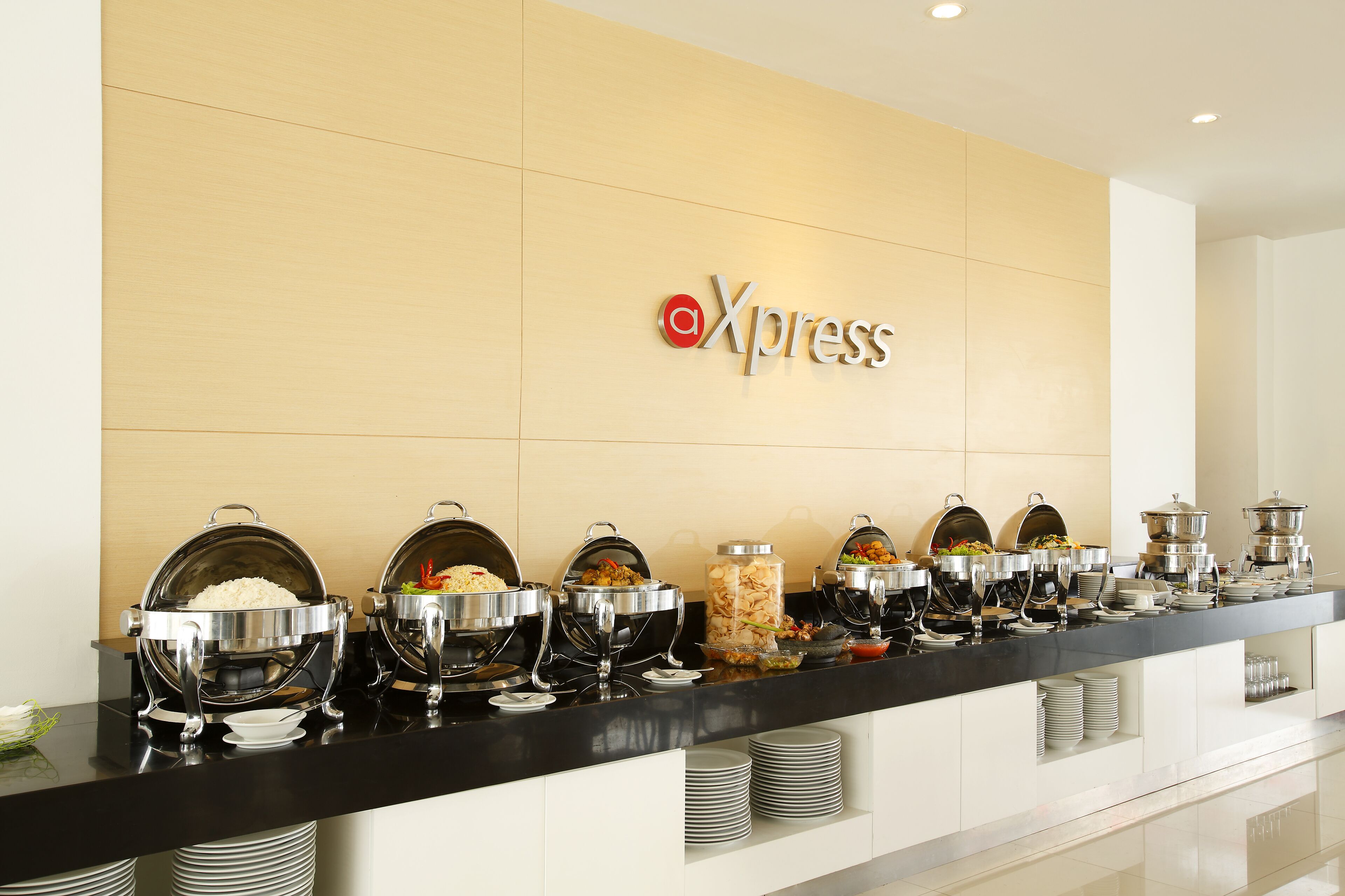 Breakfast, lunch, dinner served; Indonesian cuisine 