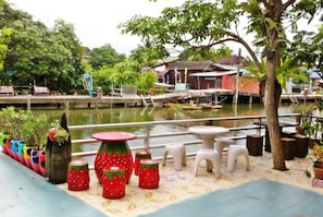 Lobby sitting area - NR Homestay (Amphawa)